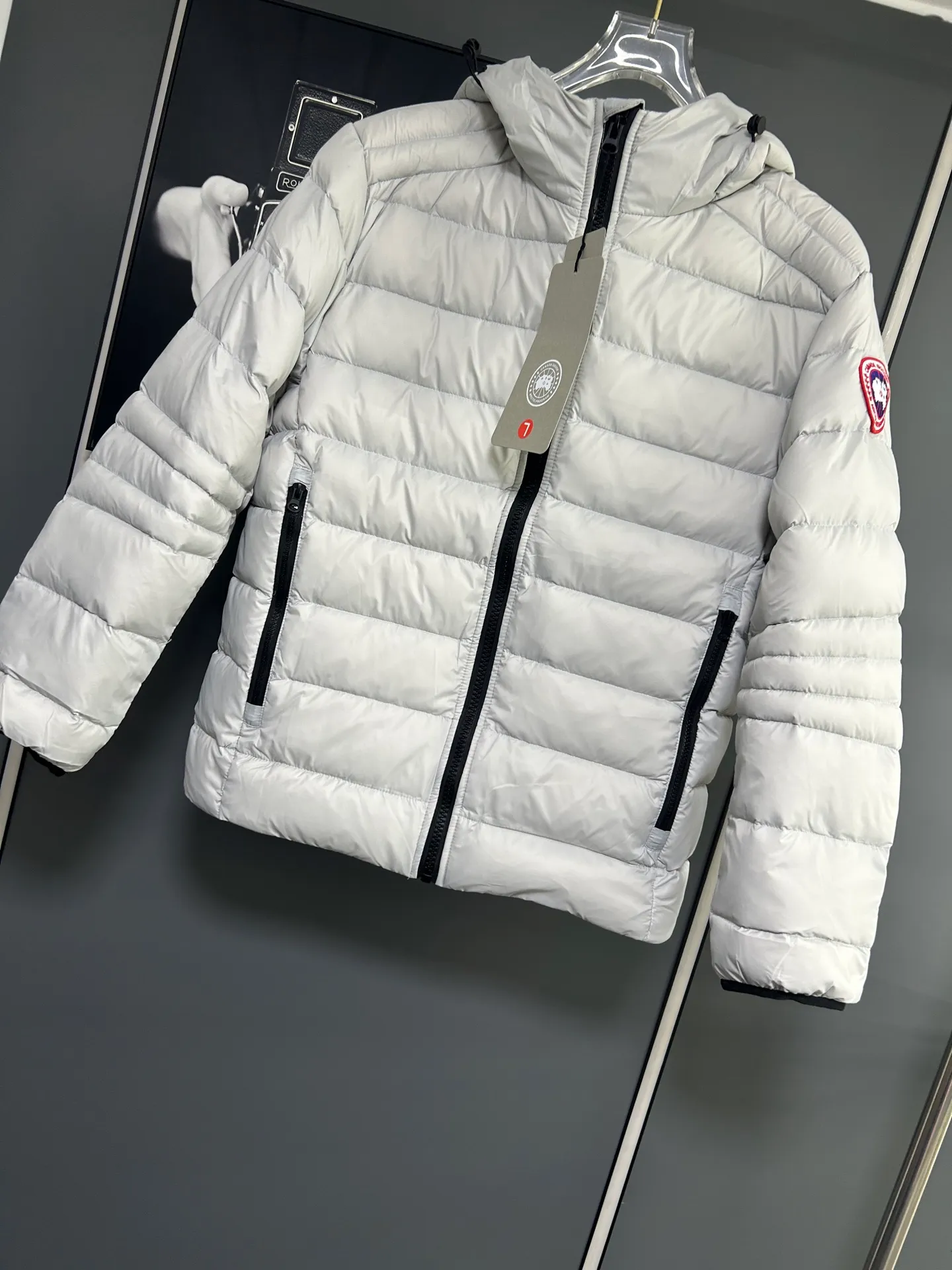 P660 CANADA GOOSE Canada Goose Crofton solid color hooded zipper outdoor warm rib down jacket 90 down filling 750 fill power Tajima embroidery white duck down short lightweight hooded down jacket jacket small zipper pocket on the chest side for storing things The Thorium AR hooded model is versatile, durable and warm. It can be used as a mid-layer in winter and winter, or worn alone. It can also be easily worn with hard-shell clothing in cold environments.     The fabric has been improved with AratoTM30 nylon fabric with fine texture, which is super warm and very wear-resistant. It is also treated with DWR, which can effectively prevent water and moisture.     DownCompositeMapping zone filling technology can reasonably allocate down insulation and synthetic insulation areas. The simple design of StormHoodM is made of synthetic insulation materials. Zippered hand pockets, inner zipper pockets. Combination of technology and technology. Lightweight and warm. Three-dimensional tailoring. Hooded design. Complete three-label accessories. What you see is what you get. Same style for men and women. Color: off-white. Size: M-3XL.